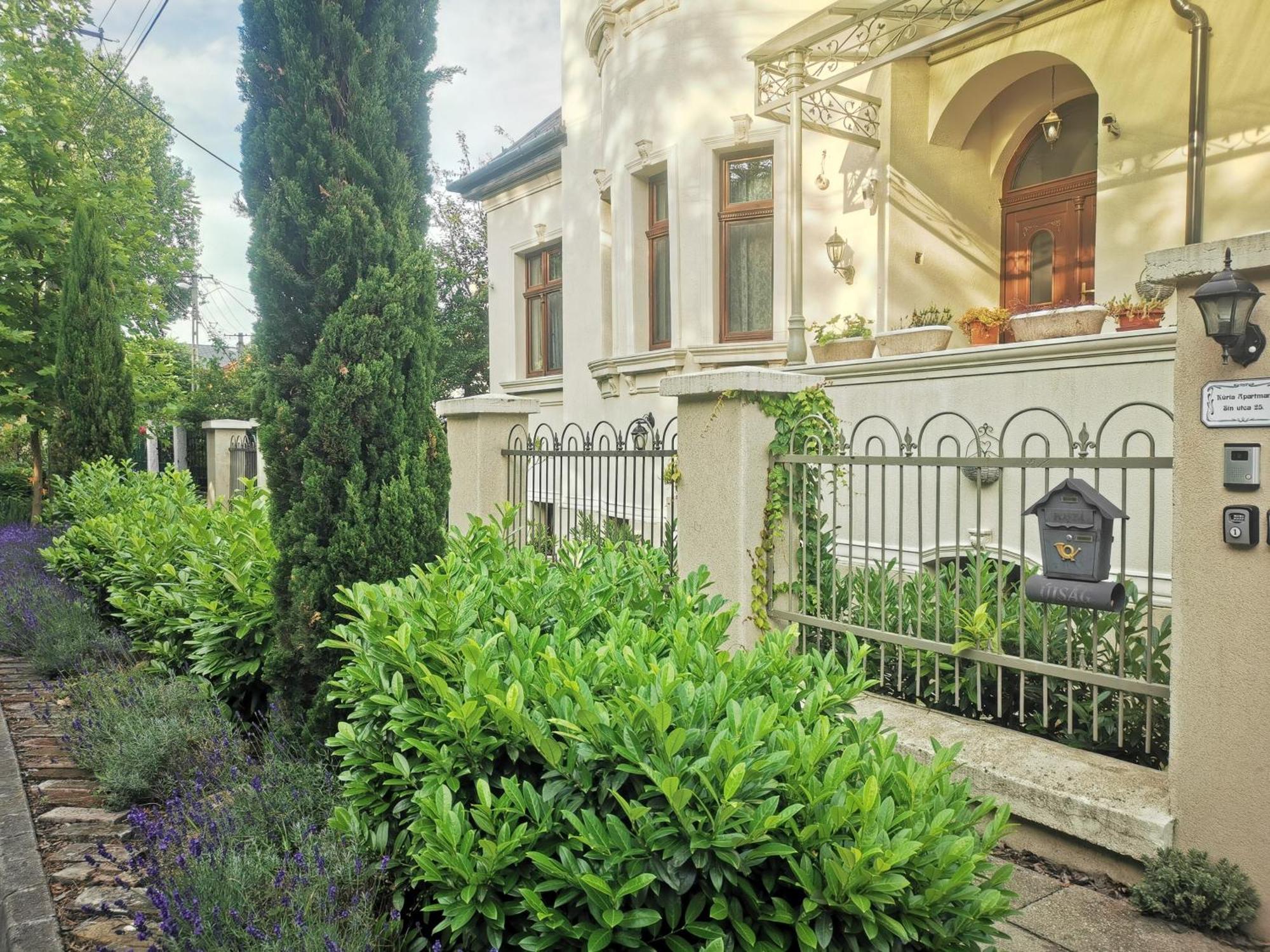 Kuria Apartman With Private Jacuzzi And Pool Budapest Exteriör bild